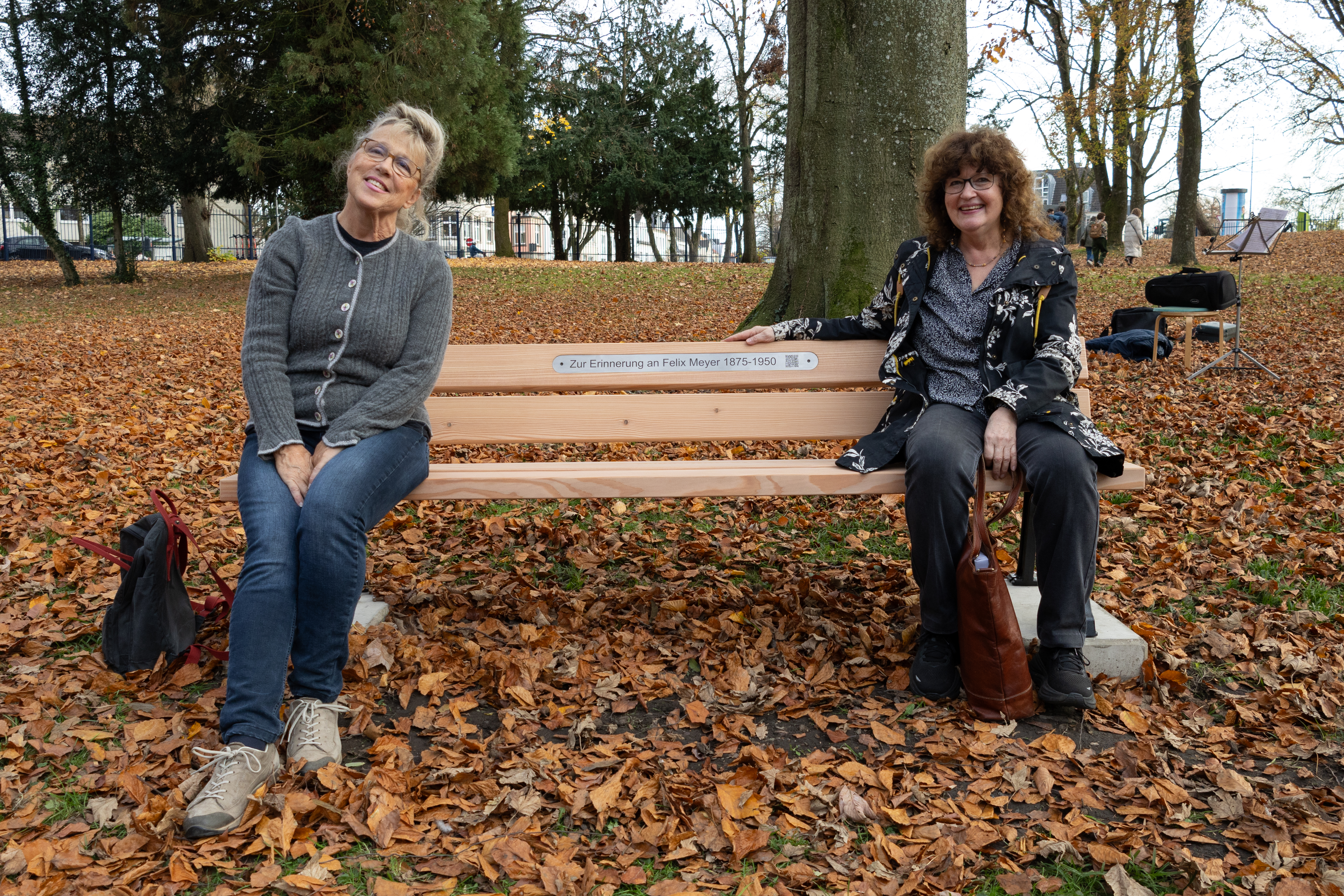 Bild von Isabelle Walker und Helena Coxhead, Stifterinnen der Gedenkbank
